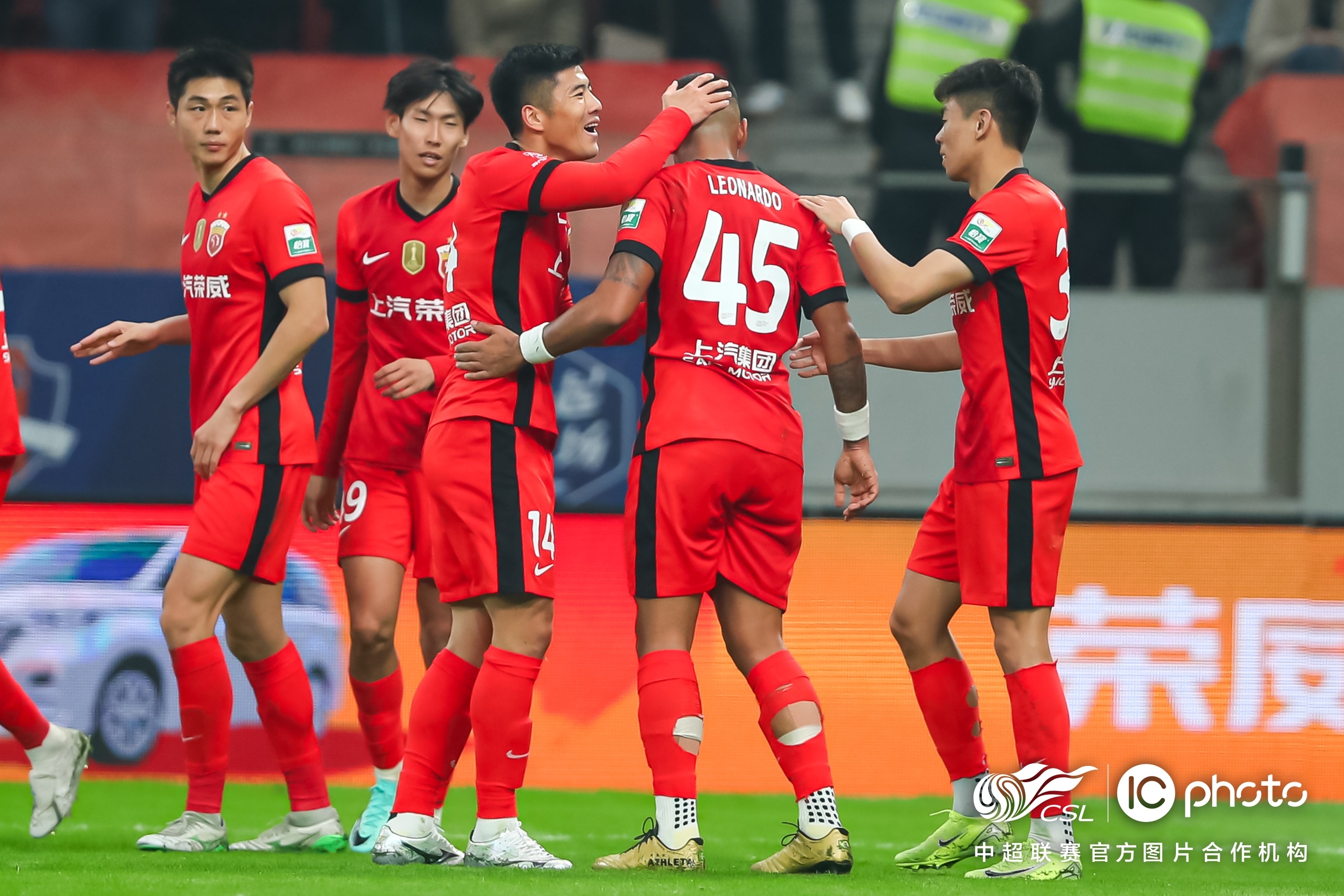 九游体育app-上海海港训练开放日，转会期扳平良机引欢呼，国王杯在即，数据趋势出现新变化的简单介绍